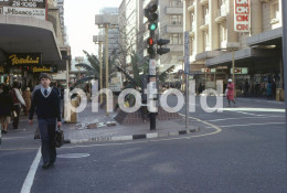 2 SLIDES SET 70s STREET SCENE VW KOMBI CAR JOHANNESBURG SOUTH AFRICA AFRIQUE 35mm DIAPOSITIVE SLIDE NO PHOTO FOTO NB2737 - Diapositives