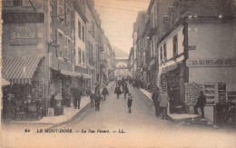 2 Cpa Issues De Carnet : 1 - LE MONT-DORE. La Rue Favart. - LL - 2 - LE MONT-DORE. La Place Michel-Bertrand. - LL - Le Mont Dore