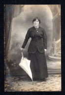 Généalogie - Carte Photo -Une Jeune Femme Prend La Pose Avec Un Parapluie En Main - Genealogy