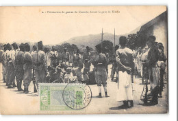 CPA Guinée Prisonniers De Guerre Du Goumba Devant La Gare De Kindia - Guinea