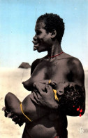 1967Jeune Femme MOUSGOUM  Avec Son Enfant   (SEINS NUS ) ( 2 Scans) CAMEROUN - Camerún