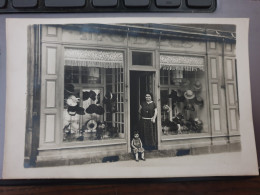 [Carte-Photo] - Magasin 'Modes", Une Femme Et Son Enfant (1924, Non Localisée) - Tiendas