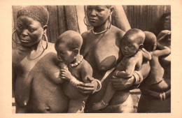 CPA Cameroun Femmes Grasfield Et Leurs Bébés (seins Nus) (animée) - Cameroun