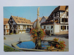 DAMBACH LA VILLE    La Place Du Marché Avec Sa Fontaine Fleurie Et Ses Vieilles Maisons Alsaciennes - Dambach-la-ville