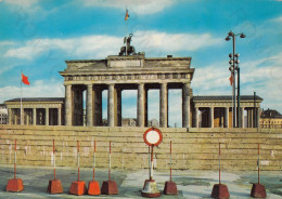 CARTOLINA  BERLIN,GERMANIA-BLICK AUF DAS BRANDENBURGER TOR NACH DEM 13.AUGUST 1961-VIAGGIATA 1966 - Brandenburger Door