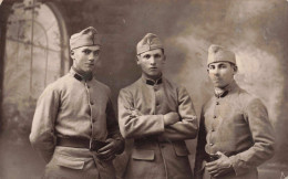 MILITARIA - Trois Soldats En Uniforme - Carte Postale Ancienne - Personajes