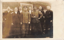 MILITARIA - Un Groupe De Soldats Pris En Photo - Carte Postale Ancienne - Personen