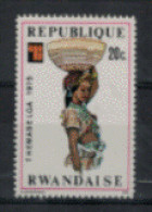 Rwanda - "Folklore Et Costume Nationaux - Femme Avec Calebasse" - Neuf 2** N° 682 De 1975 - Nuevos