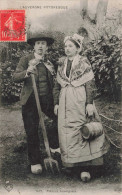 FRANCE - L'Auvergne Pittoresque - Couple De Paysans - Carte Postale Ancienne - Auvergne Types D'Auvergne