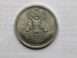 MADAGASCAR = UNE PIECE DE  MONNAIE  DE 2 FRANCS  DE 1948 - Madagascar