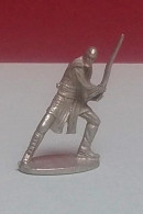 Figurine De Qi Gon Jin En Métal Argenté - Hauteur : 3,5cm. - Gravé LFL ( LUCASFILM ) Sous Le Socle. - Episodio I
