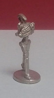 Figurine D'un Androïde De Combat En Métal Argenté - Hauteur : 3,5cm. - Gravé LFL ( LUCASFILM ) Sous Le Socle. - Episodio I