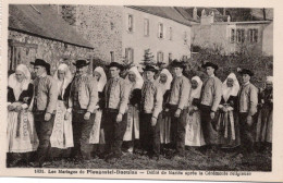 Mariage De Plougastel Daoulas - Défilé De Mariés Après La Cérémonie Religieuse - Hochzeiten