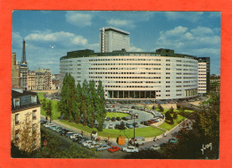 PARIS - La Maison De La Radio Et La Tour Eiffel - (Vieillles Voiture) - - District 16