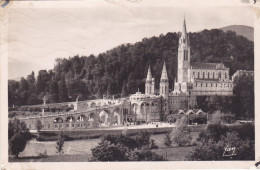 Postcard - Lourdes - La Basilique Et Le Calvaire - Card No. 20 - Posted 10-08-1951 - VG - Non Classés