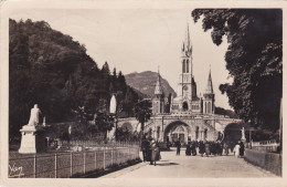Postcard - Lourdes - La Basilique Et La Vierge Couronnee - Posted 10-08-1951 - VG (Album Marks On Rear) - Non Classés