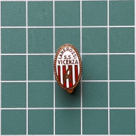 Badge Pin ZN012997 - Football Soccer Calcio Italy Vicenza - Football