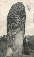 Carnac * Géant De Kerderf * Menhi Dolmen Pierre Monolithe Mégalithe * Femme Coiffe Costume - Carnac