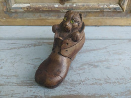 Ancienne Boite à Tabac Tabatière Chat Dans Une Chaussure. Yeux En Sulfure - Contenitori Di Tabacco (vuoti)