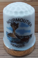 DÉ A COUDRE DE COLLECTION EN PORCELAINE - VENDEE - NOIRMOUTIER - Dés à Coudre