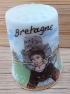 DÉ A COUDRE DE COLLECTION EN PORCELAINE - BRETAGNE - Vingerhoeden