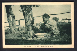 Nouvelle Calédonie, Iles Loyauté,  LIFOU  La Toilette Du Bébé - Nouvelle Calédonie