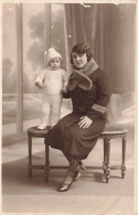 PHOTOGRAPHIE - Une Mère Et Son Bébé - Carte Postale Ancienne - Photographs