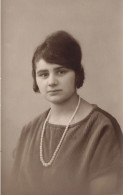 CARTE PHOTO - Portrait D'une Femme Au Cheveux Courts - Carte Postale Ancienne - Photographs