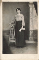 CARTE PHOTO - Une Dame Tenant Une Paire De Gant - Carte Postale Ancienne - Photographs