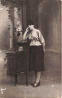 CARTE PHOTO - Une Femme S'accoudant Sur Une Table - Carte Postale Ancienne - Photographs