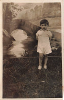 CARTE PHOTO - Un Enfant Avec Les Mains Dans Le Dos - Carte Postale Ancienne - Photographs