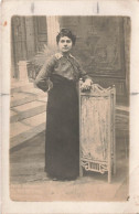 CARTE PHOTO - Une Femme En Robe Longue - Carte Postale Ancienne - Photographs