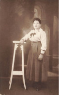 CARTE PHOTO - Une Femme S'accoudant Sur Une Table - Carte Postale Ancienne - Photographs