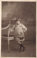 CARTE PHOTO - Un Enfant S'accoudant Sur Une Chaise - Carte Postale Ancienne - Photographs