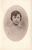 CARTE PHOTO - Portrait D'une Femme - Carte Postale Ancienne - Photographs