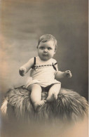 CARTE PHOTO - Un Bébé Assis Sur Un Coussin - Carte Postale Ancienne - Portraits