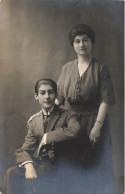 CARTE PHOTO - Une Mère Et Son Fils - Carte Postale Ancienne - Photographs