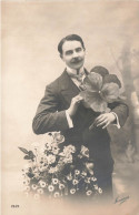 PHOTOGRAPHIE - Un Homme Tenant Une Fleur - Carte Postale Ancienne - Photographs