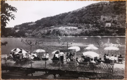 Lac De Paladru, Charavines, Les Bords Du Lac Un Jour D'été, Parasol Et Plage - Paladru