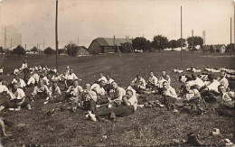 Armée Suisse Militaria - Schweizer Armee  Carte-Photo Foto Groupe De Soldats Soldaten Au Pré En Campagne Au Repos - Au