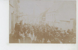 GUERRE 1914-18 - SOLRE LE CHATEAU - Carte Photo Montrant Le Départ Des Prisonniers Civils Escortés Par Soldats Prussiens - Solre Le Chateau