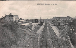 LOUVERNE (Mayenne) - La Gare - Voies Ferrées - Ecrit (2 Scans) Mlle Alice, 4 Rue De Mulhouse, Paris 2e - Louverne