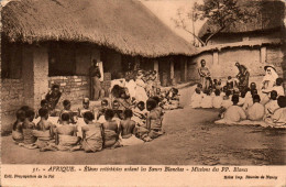 N°111631 -cpa Missions Des PP. Blancs -élèves Catéchistes Aidant Les Soeurs Blanches- - Missions