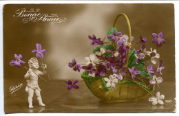 CPA 1916 Bonne Année . Enfant ( Putto Chérubin ) En Biscuit De Porcelaine & Panier Avec Bouquet De Violettes - Angels
