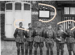 IV Fournes En Weppe. Des Landser Posent Devant La Plaque Mentionnant Le Cantonnement D'Adolf Hitler En 1916 - 1939-45