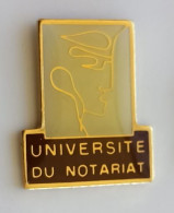 YY103 Pin's école Collège Université Du Notariat Notaire Achat Immédiat - Administrations