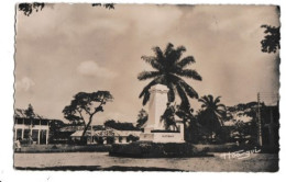 CPSM-CAMEROUN-DOUALA LE MONUMENT AUX MORTS1914-1918 édit.guerpillon N°12 CIRCULEE - Kamerun