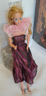 BARBIE Cheveux Blonds Longue Robe Rouge  Collerette Rose  MATTEL 1966 Malaysia - Barbie