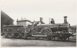 CARTE POSTALE PHOTO ORIGINALE ANCIENNE : LOCOMOTIVE ANGLAISE A VAPEUR  M R N. 810  PERSONNEL A BORD ANIMEE - Matériel