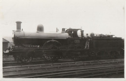 CARTE POSTALE PHOTO ORIGINALE ANCIENNE : LOCOMOTIVE ANGLAISE A VAPEUR 1303 PACIFIC DE 1889 PERSONNEL A BORD ANIMEE - Matériel